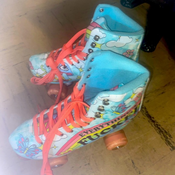Rainbow colored roller skates - Picture 2 of 3